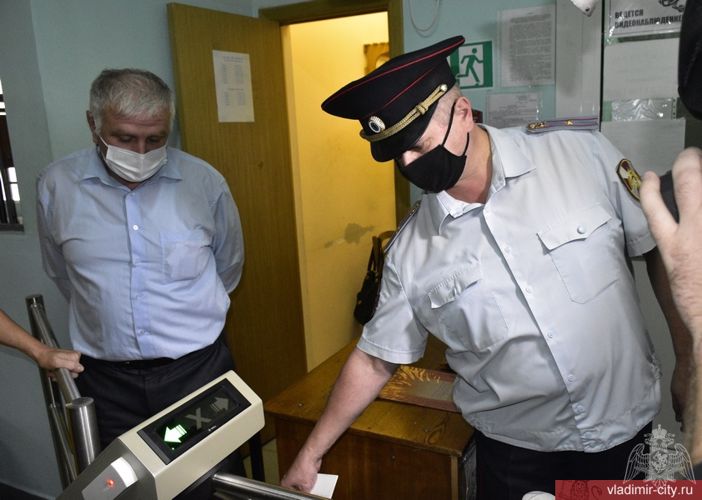 Сотрудники региональной Росгвардии проверяют готовность школ (ВИДЕО)