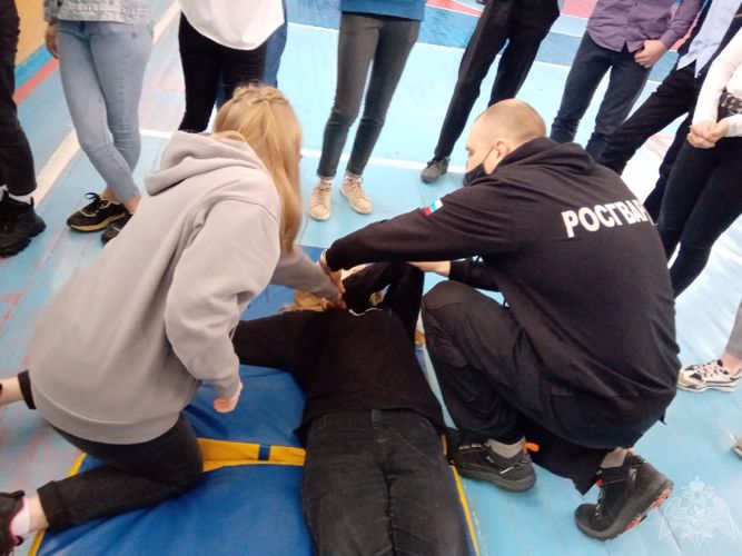 Во Владимире для школьников росгвардейцы провели «Урок мужества» 