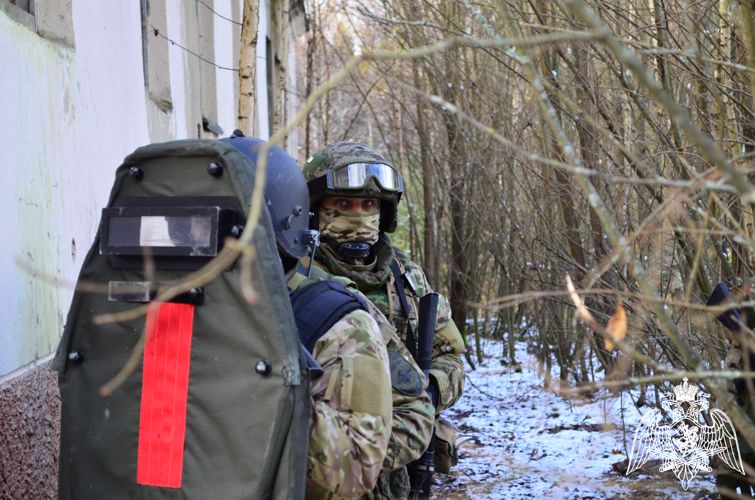 ПРИ СОДЕЙСТВИИ СОБР РОСГВАРДИИ ЗАДЕРЖАН ПОДОЗРЕВАЕМЫЙ В НЕЗАКОННОЙ ПЕРЕДЕЛКЕ И ХРАНЕНИИ ОРУЖИЯ ВО ВЛАДИМИРЕ 