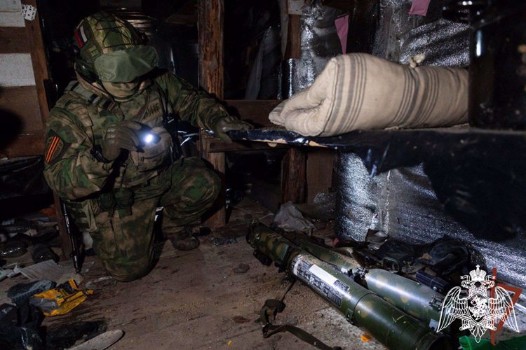 В ДНР РОСГВАРДЕЙЦЫ ОБНАРУЖИЛИ СКЛАД ИНОСТРАННОГО ВООРУЖЕНИЯ