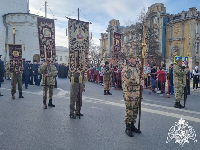 Во Владимире военнослужащие Управления Росгвардии по Владимирской области приняли участие в Пасхальном крестном ходе