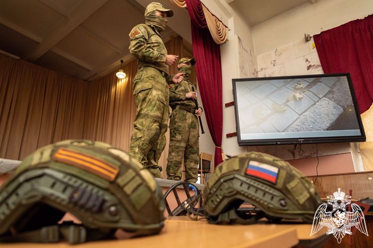 ВОЕННОСЛУЖАЩИЕ РОСГВАРДИИ РАССКАЗАЛИ ШКОЛЬНИКАМ В ЛНР, КАК ВЕСТИ СЕБЯ ПРИ ОБНАРУЖЕНИИ НЕРАЗОРВАВШИХСЯ БОЕПРИПАСОВ