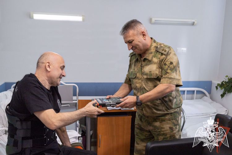 ГЕНЕРАЛ-ЛЕЙТЕНАНТ СЕРГЕЙ ПРОСЯНИК НАВЕСТИЛ В БОЛЬНИЦЕ ЗАХАРА ПРИЛЕПИНА