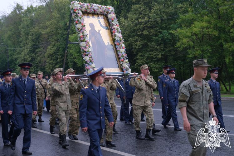 Военнослужащие регионального Управления Росгвардии приняли участие в крестном ходе во Владимире