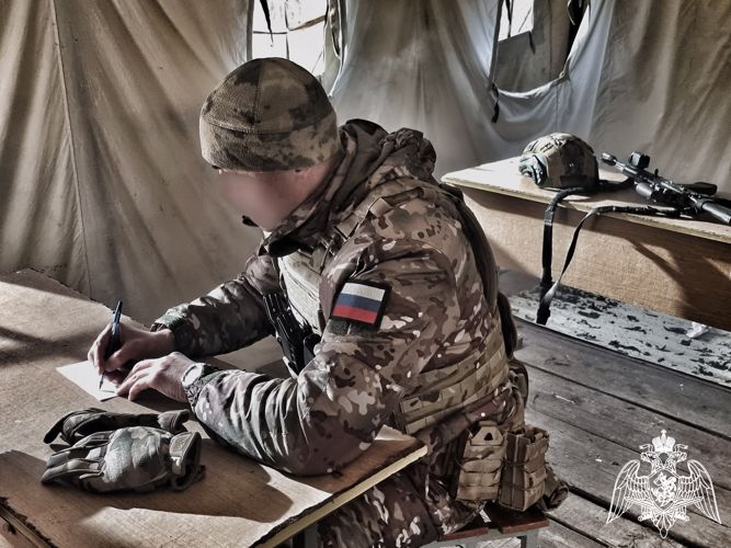 Владимирские сотрудники Росгвардии из зоны проведения СВО написали письма мамам в рамках ведомственной акции