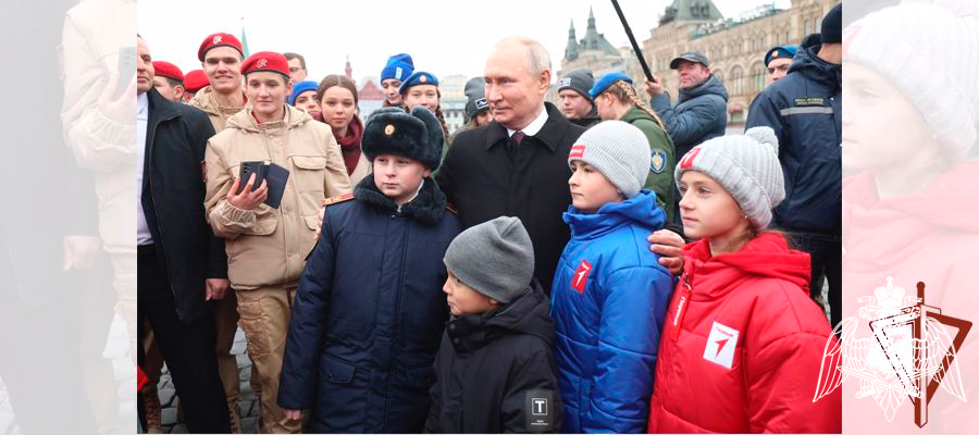 ПРЕЗИДЕНТ РОССИИ ВЛАДИМИР ПУТИН ПООБЩАЛСЯ С КАДЕТОМ РОСГВАРДИИ