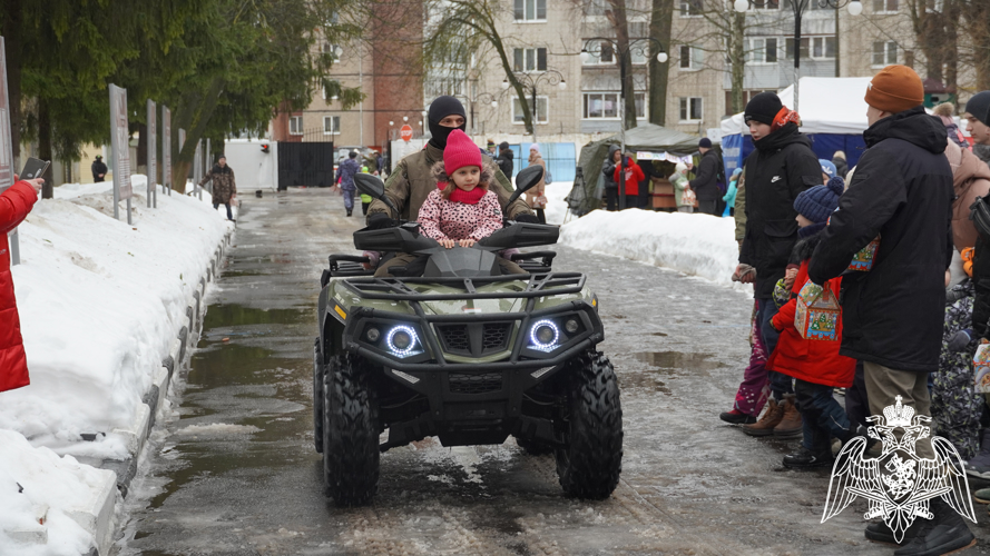 Во Владимире в новогоднем представлении приняли участие свыше 150 детей росгвардейцев (видео)