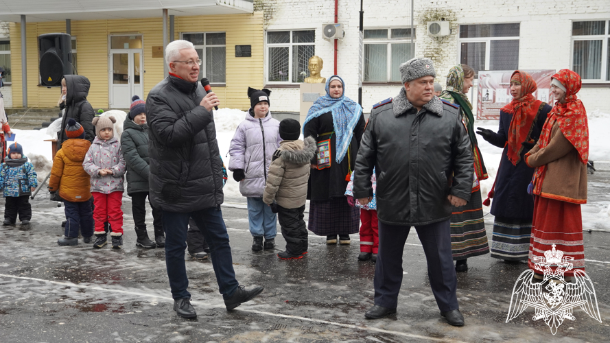 Во Владимире в новогоднем представлении приняли участие свыше 150 детей росгвардейцев (видео)