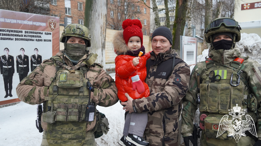 Во Владимире в новогоднем представлении приняли участие свыше 150 детей росгвардейцев (видео)