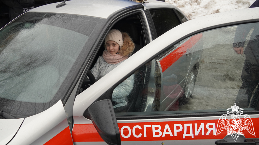 Во Владимире в новогоднем представлении приняли участие свыше 150 детей росгвардейцев (видео)