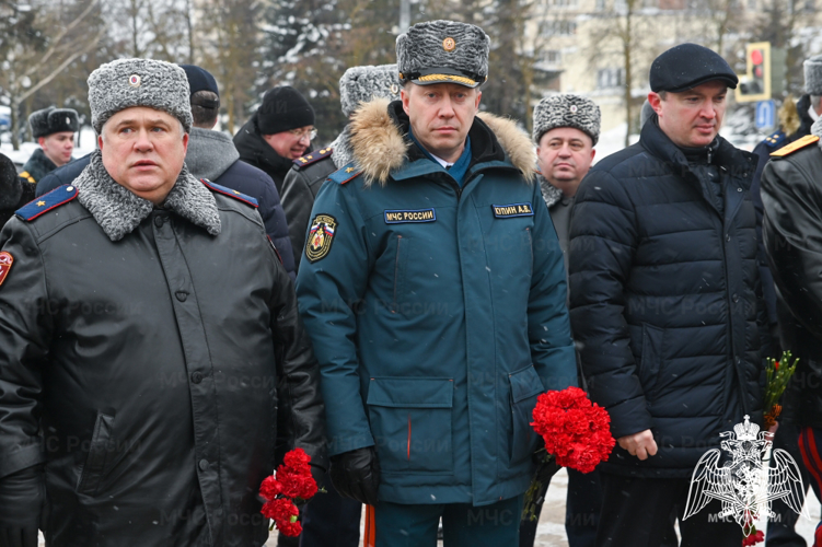 Офицеры регионального Управления Росгвардии приняли участие в возложении цветов к Вечному огню во Владимире
