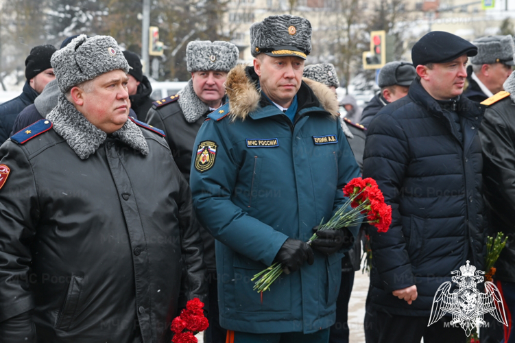 Офицеры регионального Управления Росгвардии приняли участие в возложении цветов к Вечному огню во Владимире