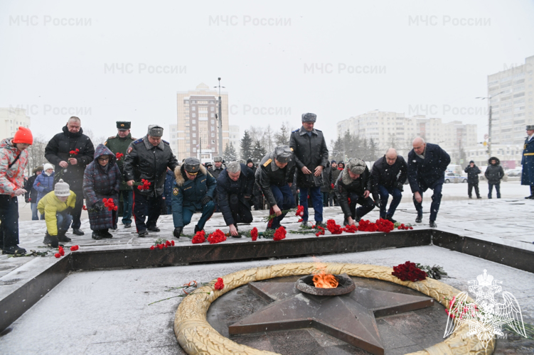 Офицеры регионального Управления Росгвардии приняли участие в возложении цветов к Вечному огню во Владимире