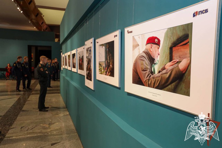 ВЫСТАВКА ВОЕННЫХ ФОТОКОРРЕСПОНДЕНТОВ И ХУДОЖНИКА РОСГВАРДИИ «СВОЙ VZГЛЯД» ОТКРЫЛАСЬ В МОСКВЕ