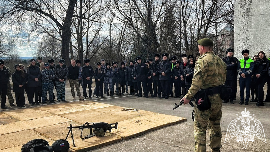Во Владимире офицеры Росгвардии провели урок по безопасности слушателям Центра профессиональной подготовки 