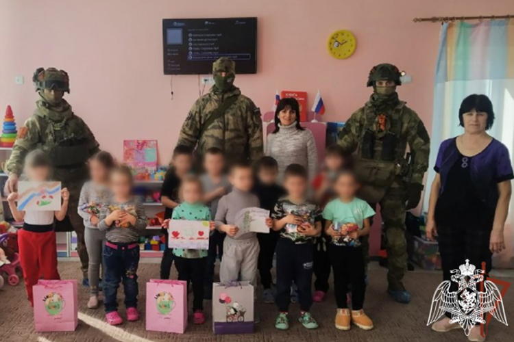 Росгвардейцы в ЛНР встретились с юными авторами писем и рисунков
