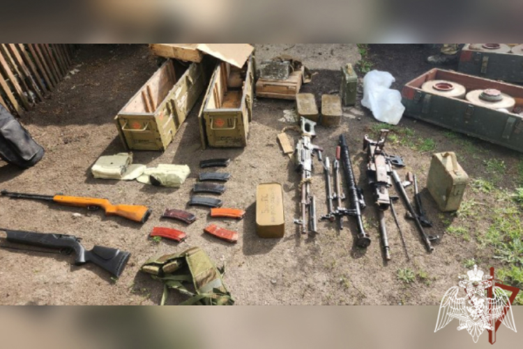 РОСГВАРДЕЙЦЫ ОБНАРУЖИЛИ ТАЙНИКИ С БОЛЬШИМ КОЛИЧЕСТВОМ БОЕПРИПАСОВ И ВЗРЫВЧАТКИ В ДНР 