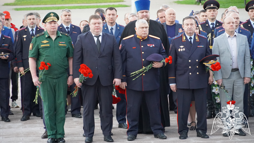 Во Владимире сотрудники Росгвардии приняли участие во всероссийской акции "Свеча памяти"