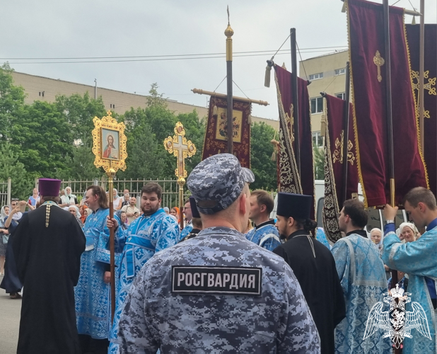 Росгвардейцы приняли участие в крестном ходе во Владимире