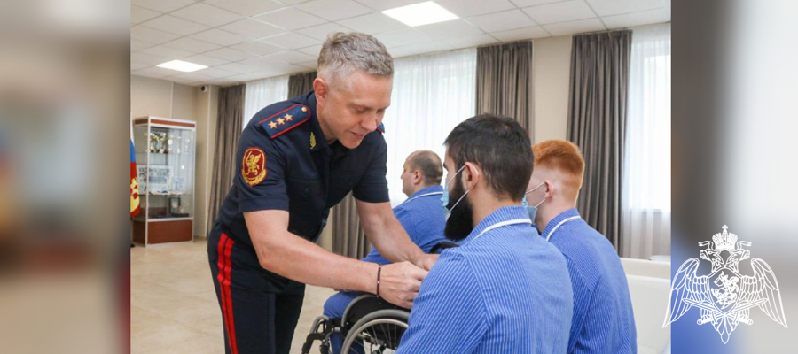 Генерал-полковник Анатолий Маликов вручил государственные награды росгвардейцам в главном госпитале ведомства 