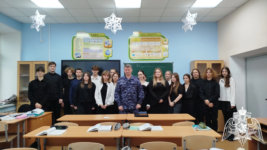 Офицер Росгвардии провел беседу со школьниками выпускного класса во Владимирской области
