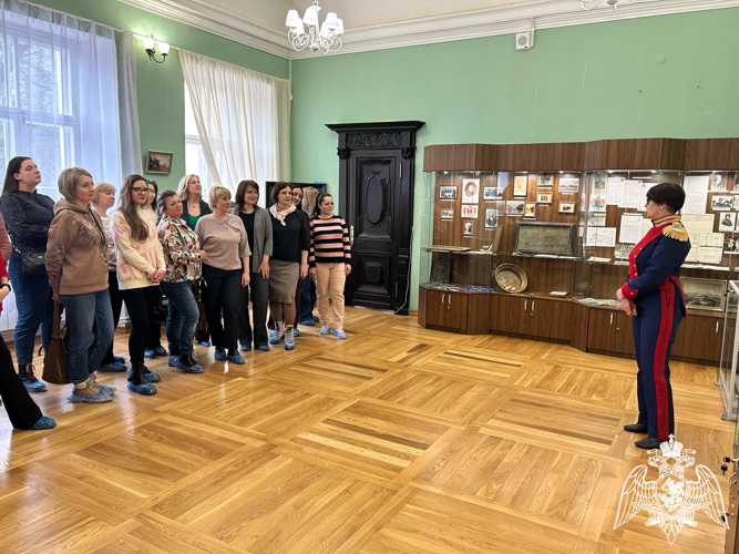  В преддверии праздника женский коллектив регионального Управления Росгвардии посетил усадьбу князя Голицына в селе Сима