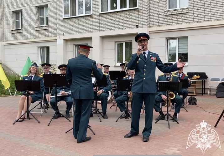 В преддверии 80 годовщины Победы военно-духовой оркестр территориального Управления Росгвардии поздравил ветеранов праздничным концертом