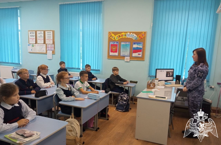 Сотрудники вневедомственной охраны провели уроки мужества во Владимирской области