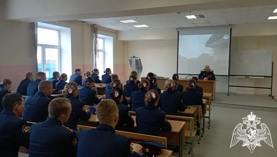 Офицер ОМОН «Невский» провел урок мужества для первокурсников Владимирского юридического института