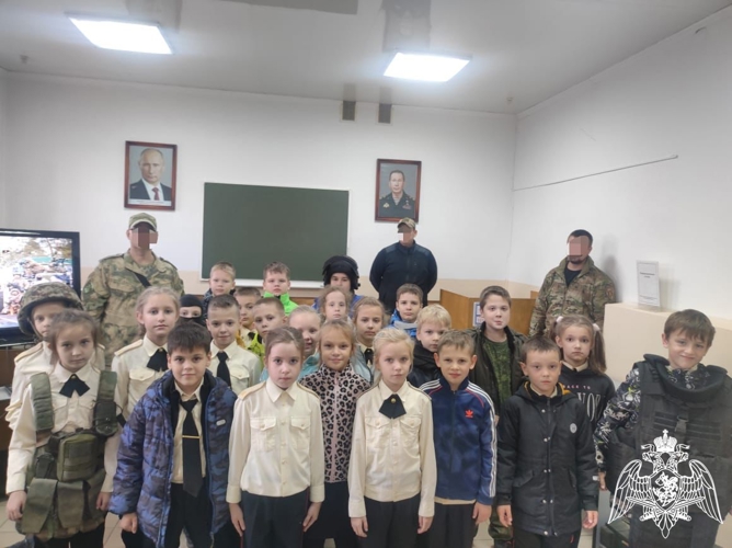 Сотрудники ОМОН "Невский" провели урок мужества для школьников во Владимире