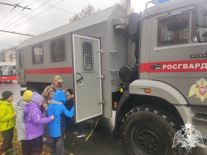 Сотрудники ОМОН "Невский" провели урок мужества для школьников во Владимире