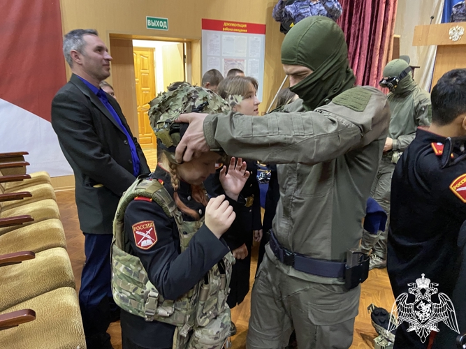 В территориальном Управлении Росгвардии прошел урок мужества для учеников росгвардейского класса