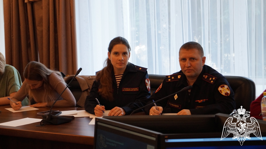 Во Владимире офицеры Росгвардии приняли участие в круглом столе по противодействию деструктивному влиянию на молодежь в интернете