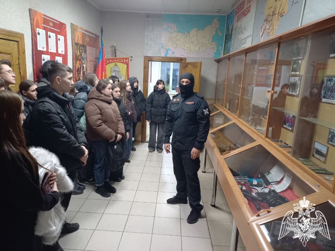 Офицеры ОМОН «Невский» провели урок мужества для студентов колледжа