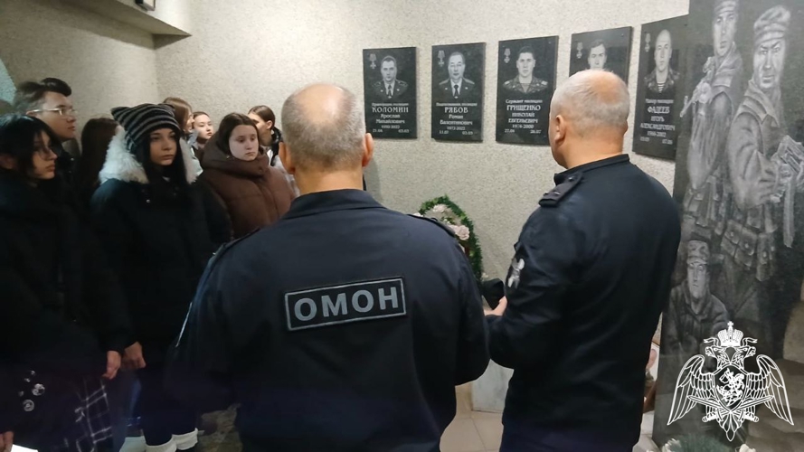 Офицеры ОМОН «Невский» провели урок мужества для студентов колледжа