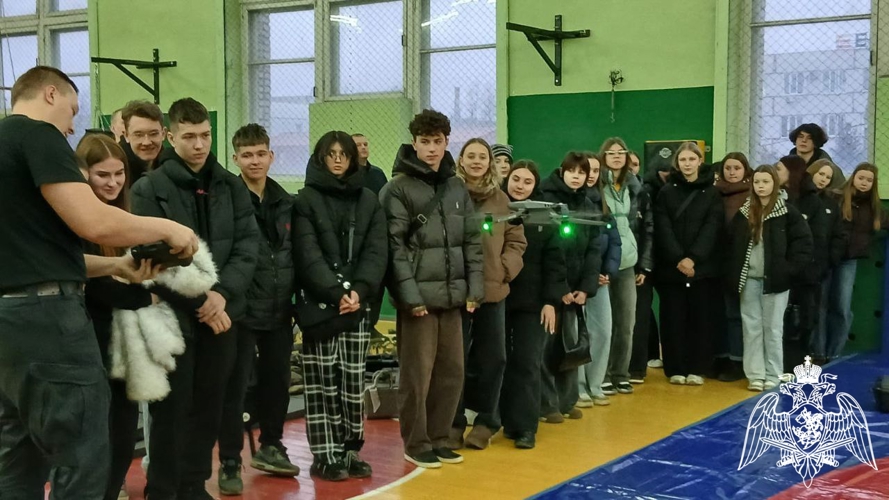 Офицеры ОМОН «Невский» провели урок мужества для студентов колледжа