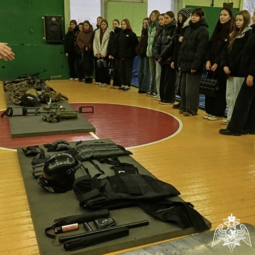 Офицеры ОМОН «Невский» провели урок мужества для студентов колледжа