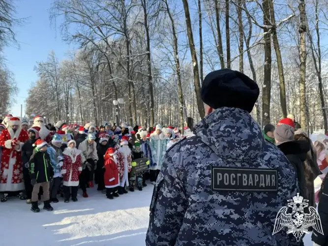 Росгвардейцы обеспечили безопасность во время забега Дедов Морозов во Владимире 