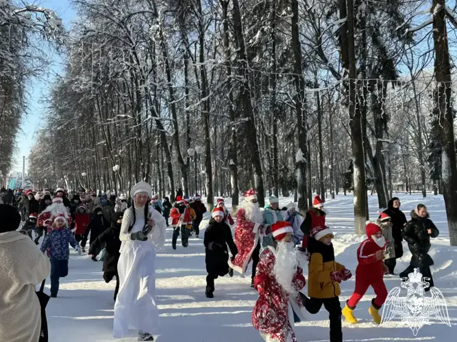 Росгвардейцы обеспечили безопасность во время забега Дедов Морозов во Владимире 
