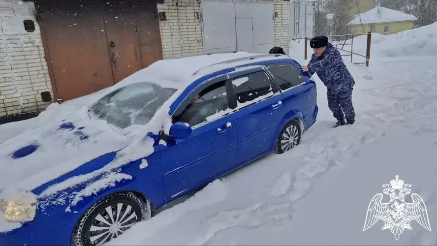 Во Владимире сотрудники Росгвардии помогли гражданам, оказавшимся в затруднительной ситуации из-за непогоды
