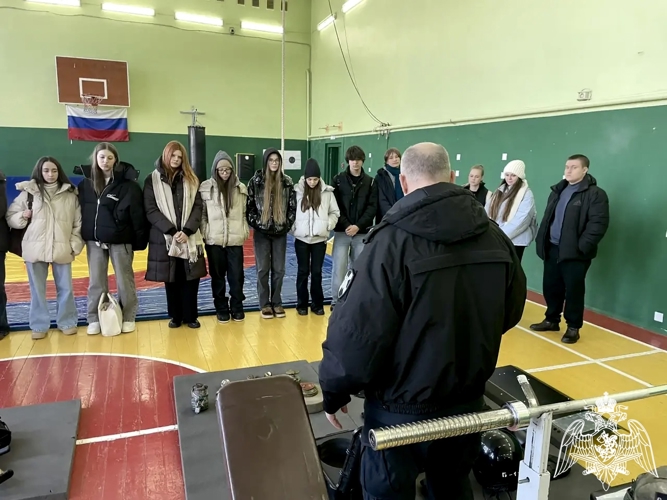 Офицеры ОМОН «Невский» провели урок мужества к 10-летию Росгвардии