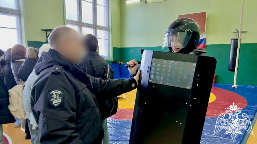 Офицеры ОМОН «Невский» провели урок мужества к 10-летию Росгвардии