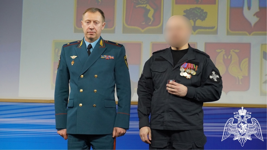 Офицер ОМОН «Невский» награжден нагрудным знаком от МЧС России