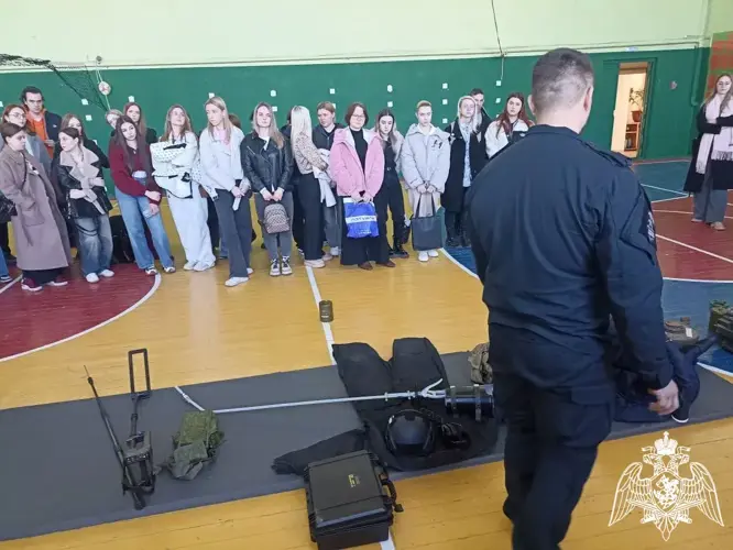 В преддверии Дня Победы сотрудники ОМОН «Невский» провели урок мужества для школьников