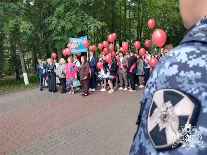 Росгвардейцы обеспечили безопасность во время проведения "Последнего звонка" во Владимирской области 