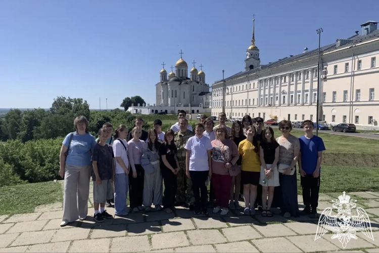 В преддверии Международного дня защиты детей сотрудники и военнослужащие территориального управления Росгвардии провели экскурсию для школьников