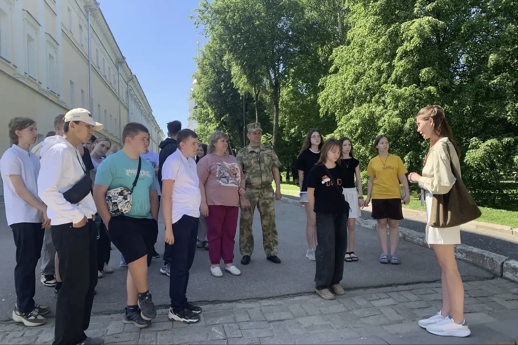 В преддверии Международного дня защиты детей сотрудники и военнослужащие территориального управления Росгвардии провели экскурсию для школьников