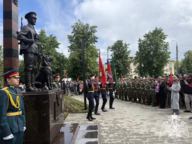 Начальник территориального управления Росгвардии генерал-майор полиции Андрей Медведев принял участие в открытии памятника «Пограничникам всех поколений»