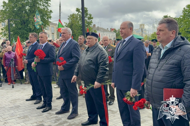 Начальник территориального управления Росгвардии генерал-майор полиции Андрей Медведев принял участие в открытии памятника «Пограничникам всех поколений»