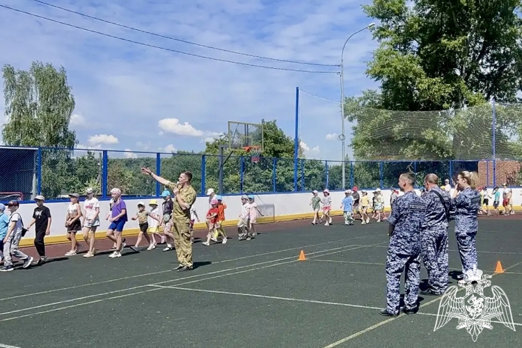 Военнослужащие регионального Управления Росгвардии провели акцию «Каникулы с Росгвардией» в летнем школьном лагере Военнослужащие